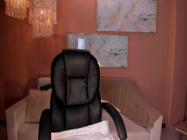 Live sex webcam photo for MyleRose #271578762