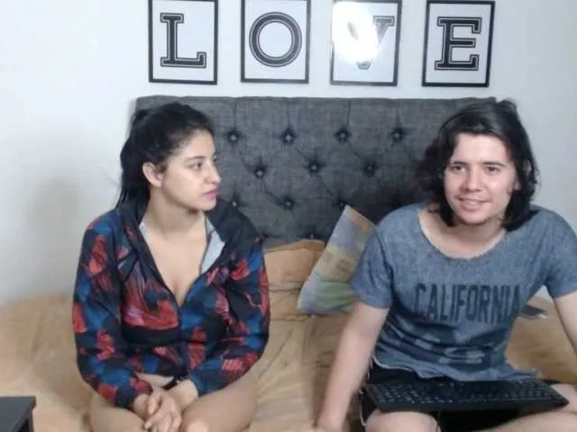 Live sex webcam photo for Emyandjackie #271591358