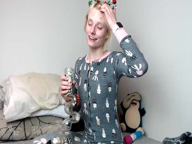 Live sex webcam photo for DragonKitty69 #271597699