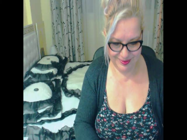 Live sex webcam photo for SonyaHotMilf #271596268