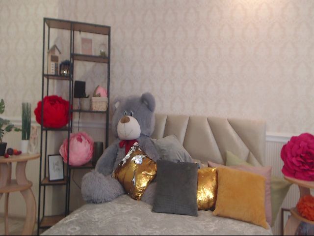 Live sex webcam photo for GinaLewis #271593888