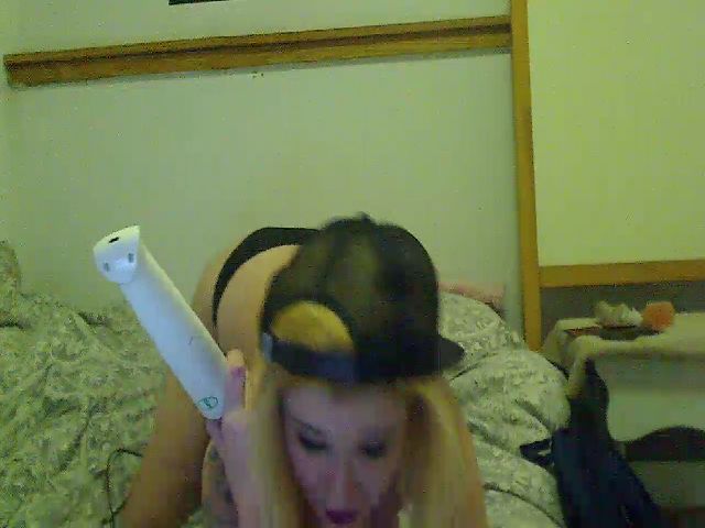 Live sex webcam photo for DirtyStoner01 #271590583