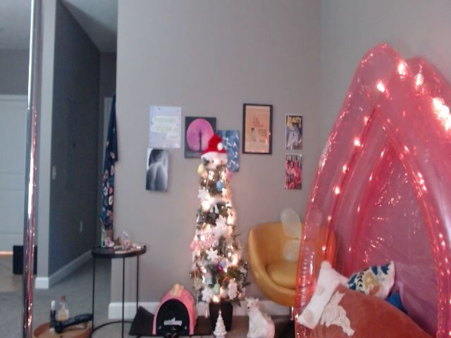 Live sex webcam photo for SweetieGinger #271588549