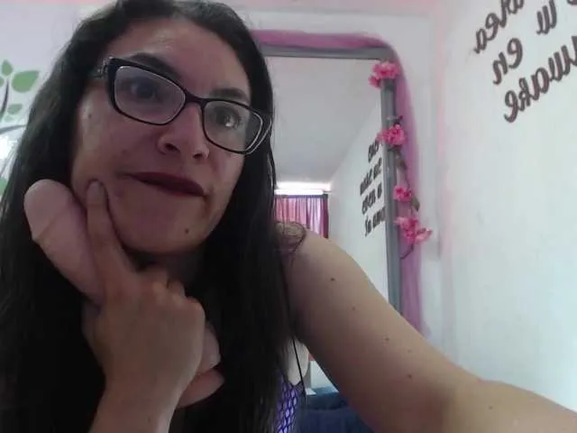 Live sex webcam photo for Vickyjuicy2 #271598887