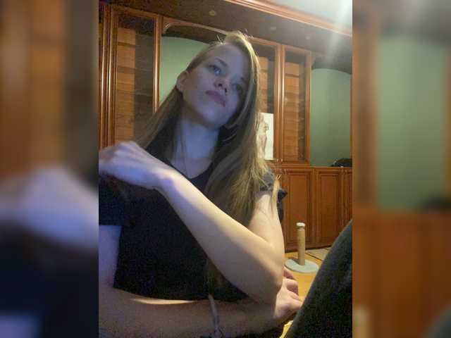 Live sex webcam photo for -LeeLoo- #271611797