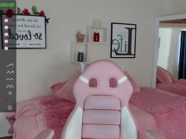 Live sex webcam photo for BellaHorny #271609414