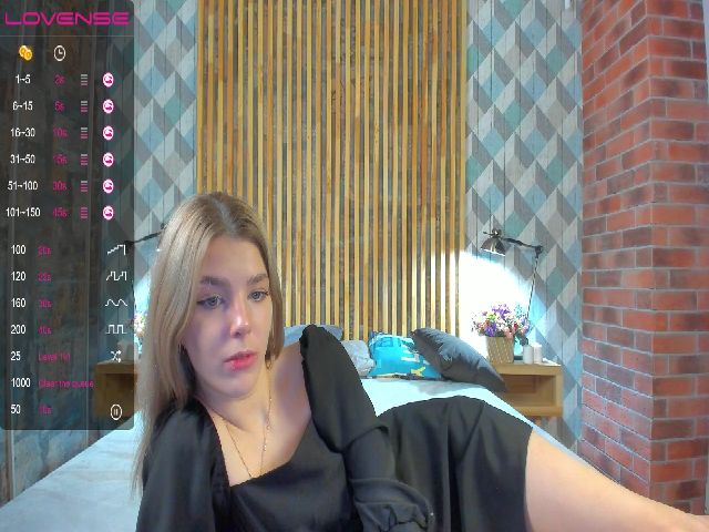 Live sex webcam photo for AmiaLee #271608340