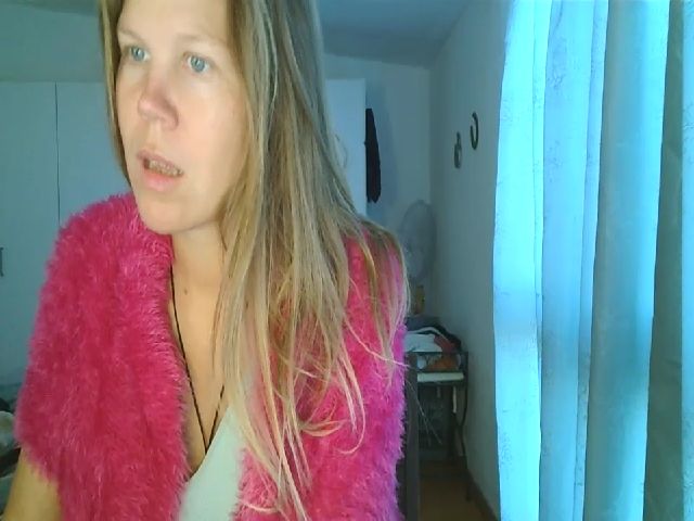 Live sex webcam photo for CallMeMaria #271607397