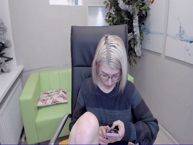 Live sex webcam photo for EllieSmile #271604943