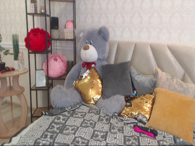 Live sex webcam photo for GinaLewis #271607919