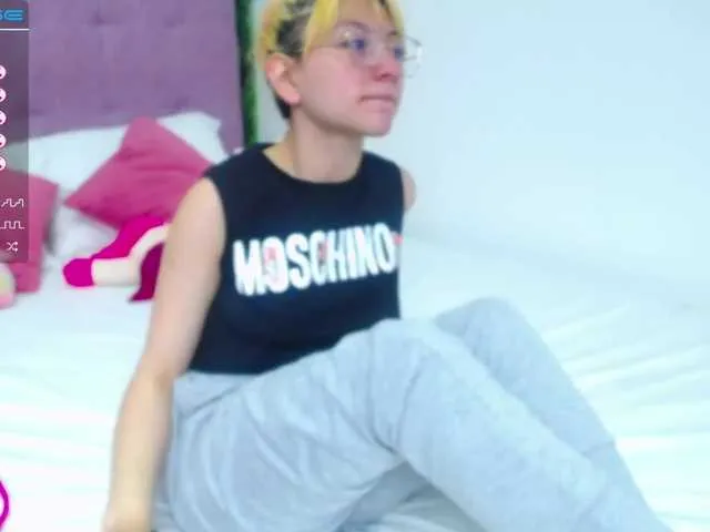 Live sex webcam photo for Lucyjoness #271606691