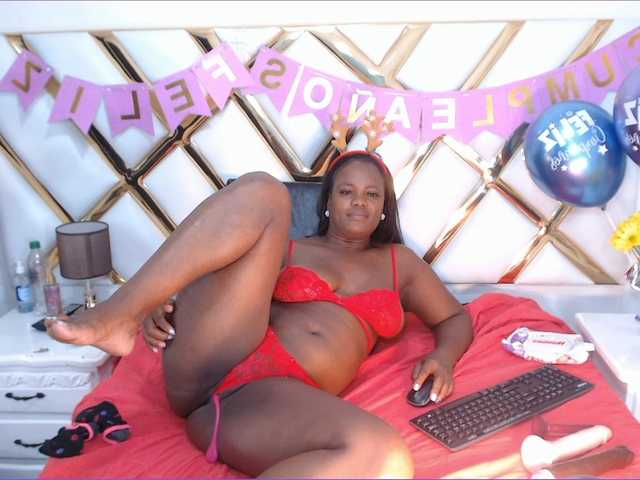 Live sex webcam photo for LauraSaenz01 #288018474