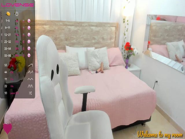 Live sex webcam photo for Roosaliiaaa1 #271607020