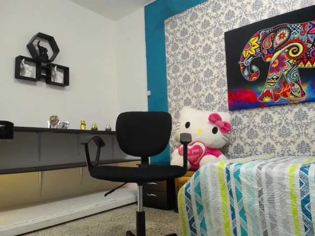 Live sex webcam photo for sharlott-01 #271609218