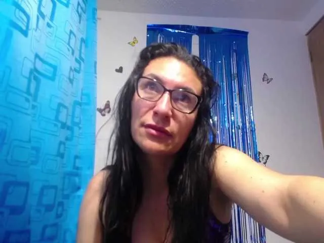 Live sex webcam photo for Vickyjuicy2 #271602898