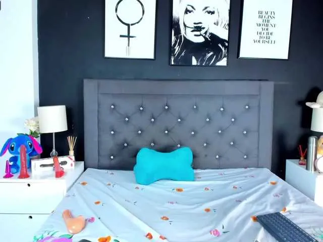 Live sex webcam photo for Misshyuga #271605779