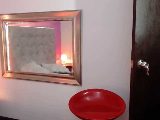 Live sex webcam photo for EmilyWhite3 #271606162