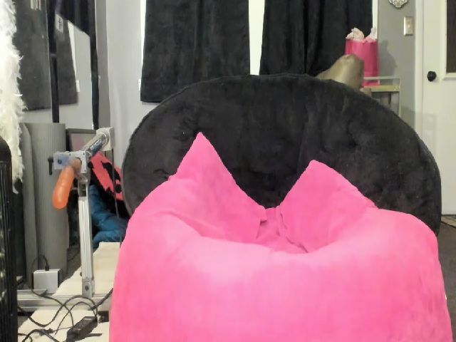 Live sex webcam photo for KinkyKortney #271620393
