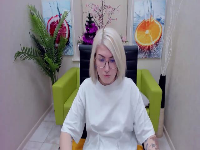 Live sex webcam photo for EllieSmile #271627144