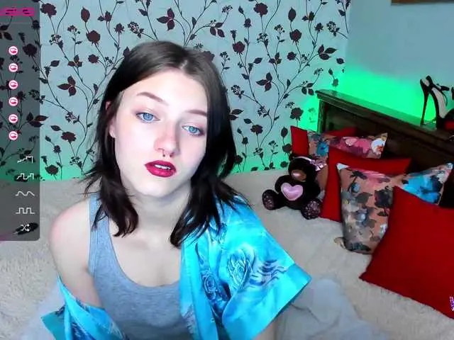 Live sex webcam photo for KawaiiHikka1 #271618614