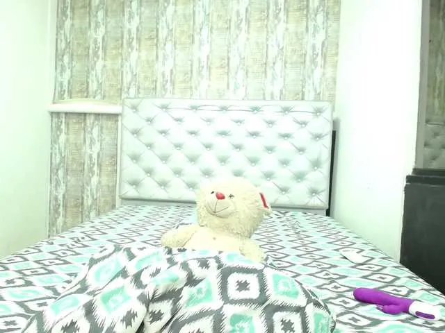 Live sex webcam photo for KiaraKaneel #271629514