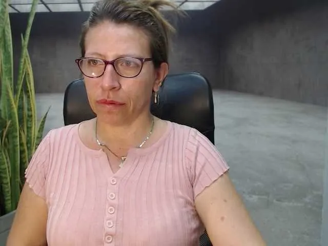 Live sex webcam photo for maturehot-1 #271636711