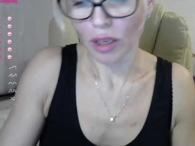 Live sex webcam photo for Lisa1225 #271640596