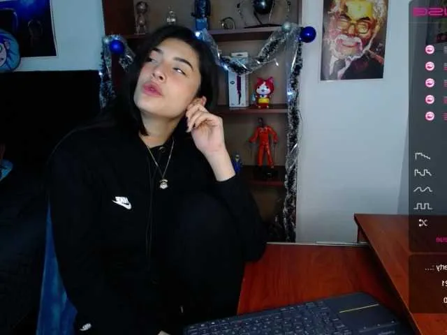 Live sex webcam photo for CharlloteWolf #271641508