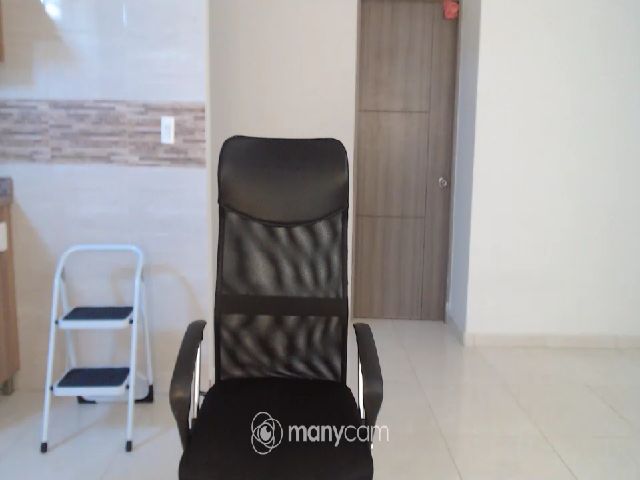 Live sex webcam photo for Lilleeychriis #271642485