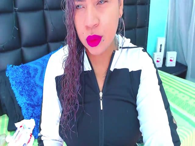 Live sex webcam photo for Samantha_25_ #271635744