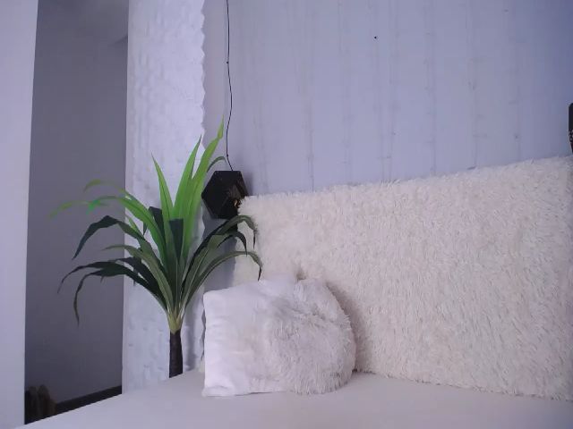 Live sex webcam photo for Emilyanders85 #271631882