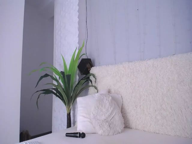 Live sex webcam photo for Emilyanders85 #271632392