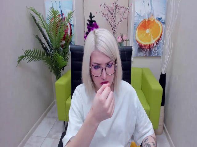 Live sex webcam photo for EllieSmile #271632361