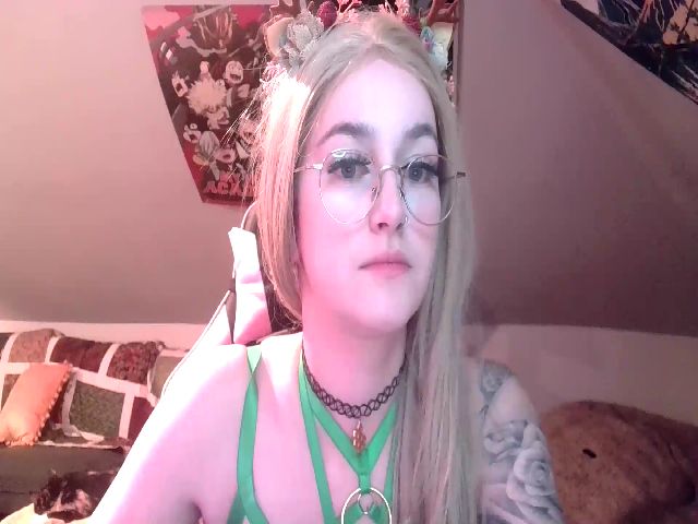 Live sex webcam photo for KinkyKitsune9 #271630810