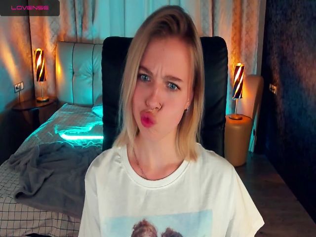 Live sex webcam photo for MariaCharming #271639723