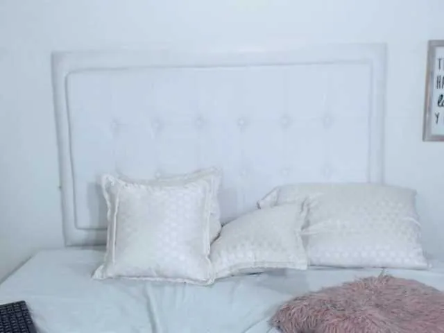 Live sex webcam photo for Charlotte-17- #271637020