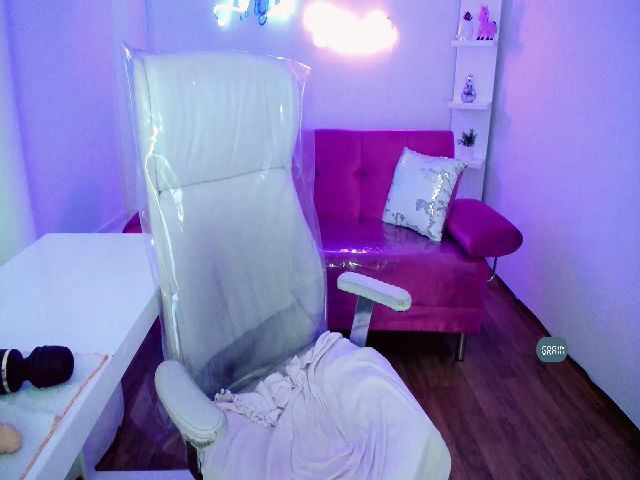 Live sex webcam photo for lexiie_grey #271637635