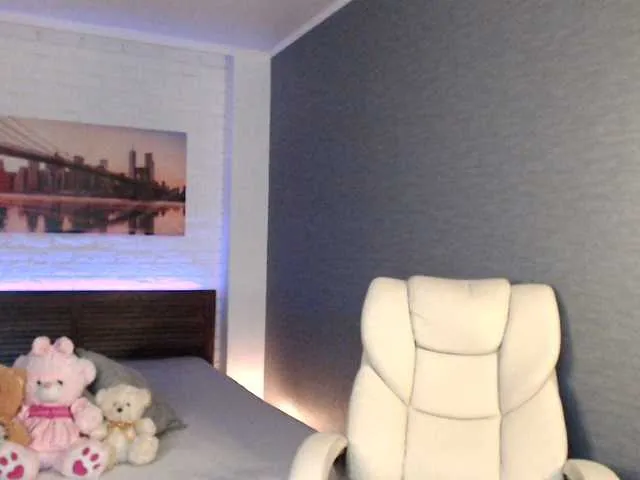 Live sex webcam photo for -EliSwan- #271652302