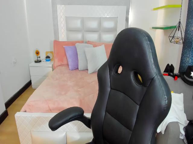 Live sex webcam photo for Miss_kim18 #271654274