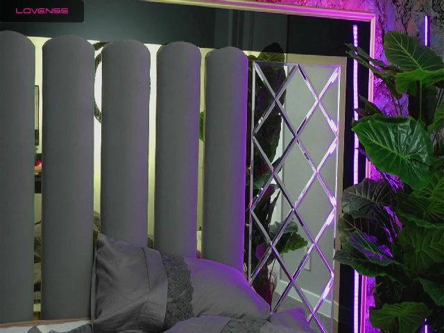 Live sex webcam photo for SashaMyLuv #271656197