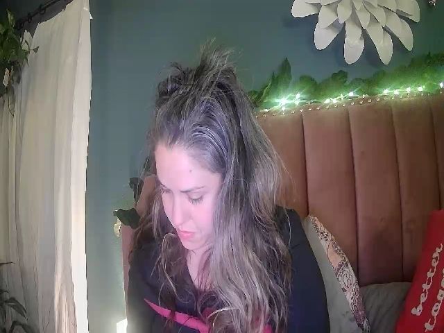 Live sex webcam photo for Laural55 #271647187