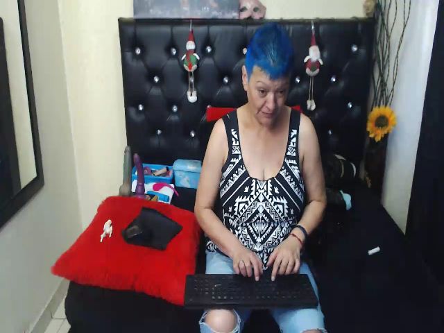 Live sex webcam photo for Crazyqueen01 #271668078