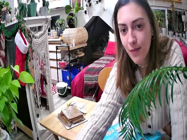 Live sex webcam photo for Sexylexi211 #271663357