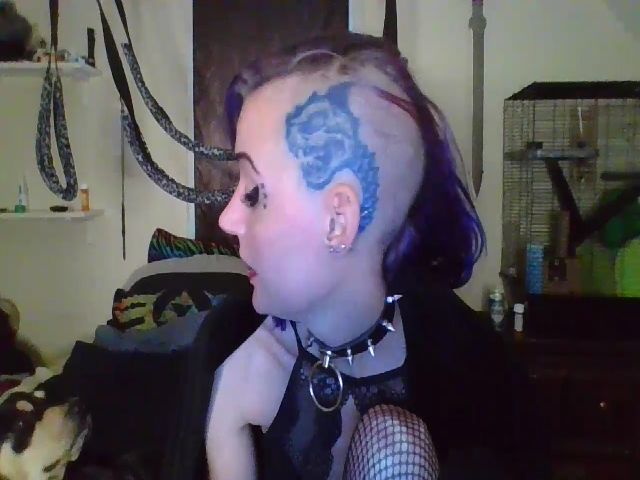 Live sex webcam photo for Lunaoddwitch #271671380