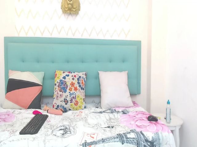 Live sex webcam photo for Lucy_Roses2 #271663416