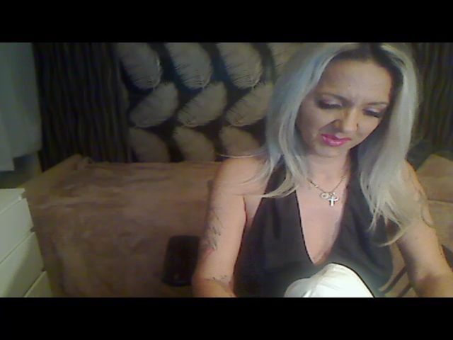 Live sex webcam photo for MilfHorny #271673380
