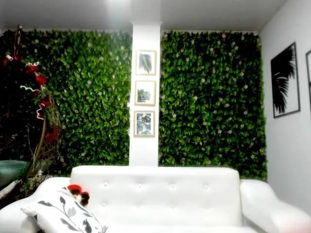 Live sex webcam photo for LeahScott #271669200