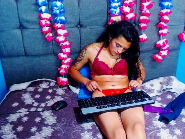 Live sex webcam photo for emmyqueenthx #271672993