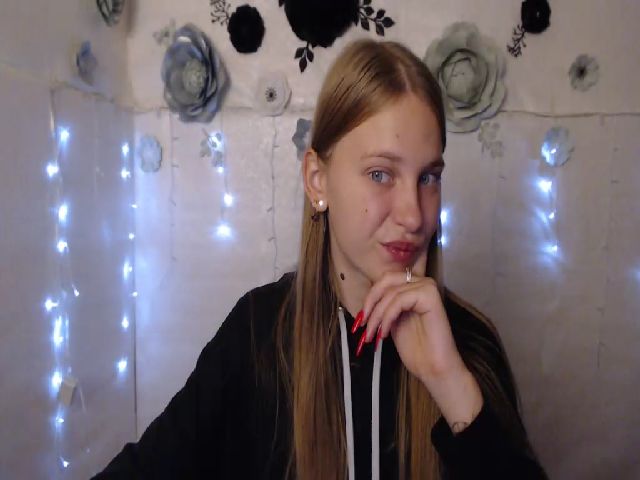 Live sex webcam photo for SshyTeen #271679618