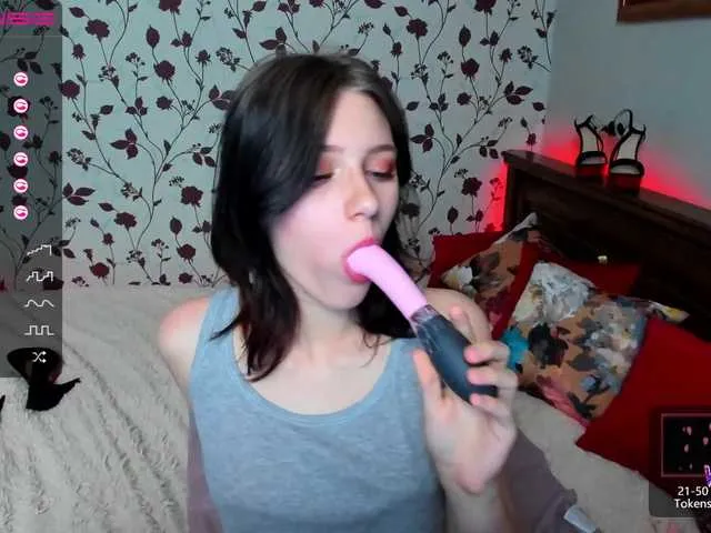 Live sex webcam photo for KawaiiHikka1 #271679249